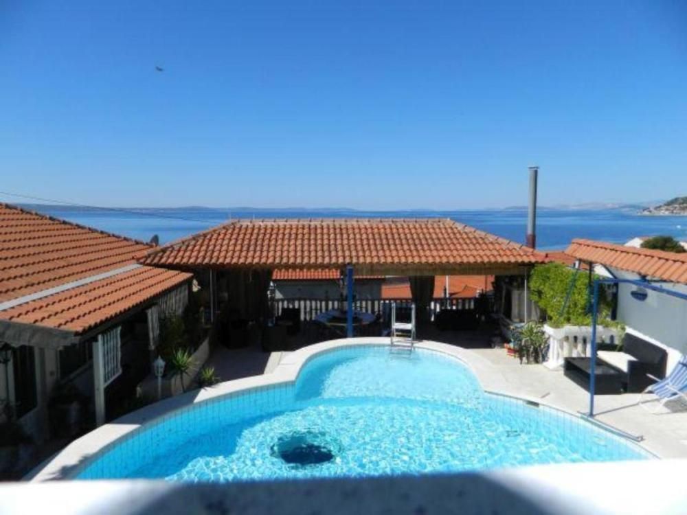 Hotel Dugi Rat, Croatia, 1 036 m² - picture 1