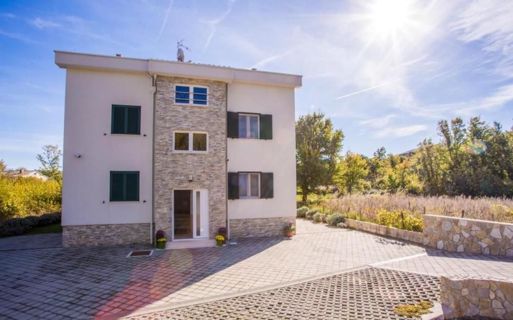 Hôtel Baška, Croatie, 324 m² - image 1