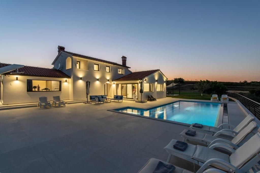 Villa à Buzet, Croatie, 200 m² - image 1