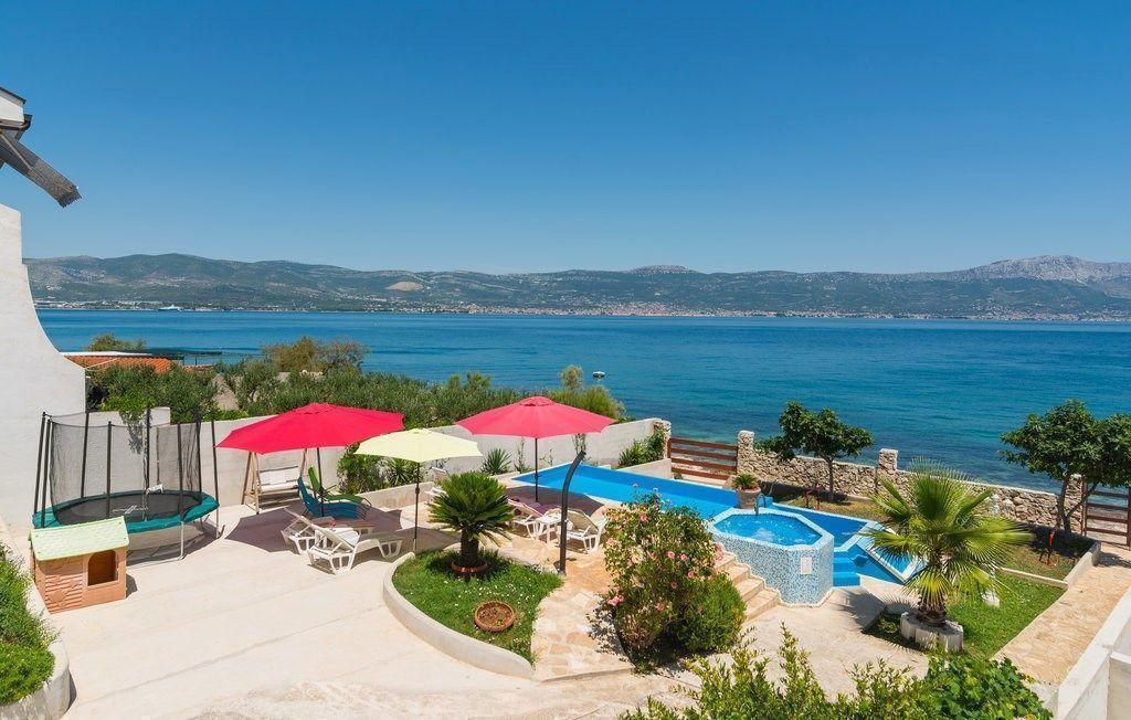 Villa à Trogir, Croatie, 260 m² - image 1