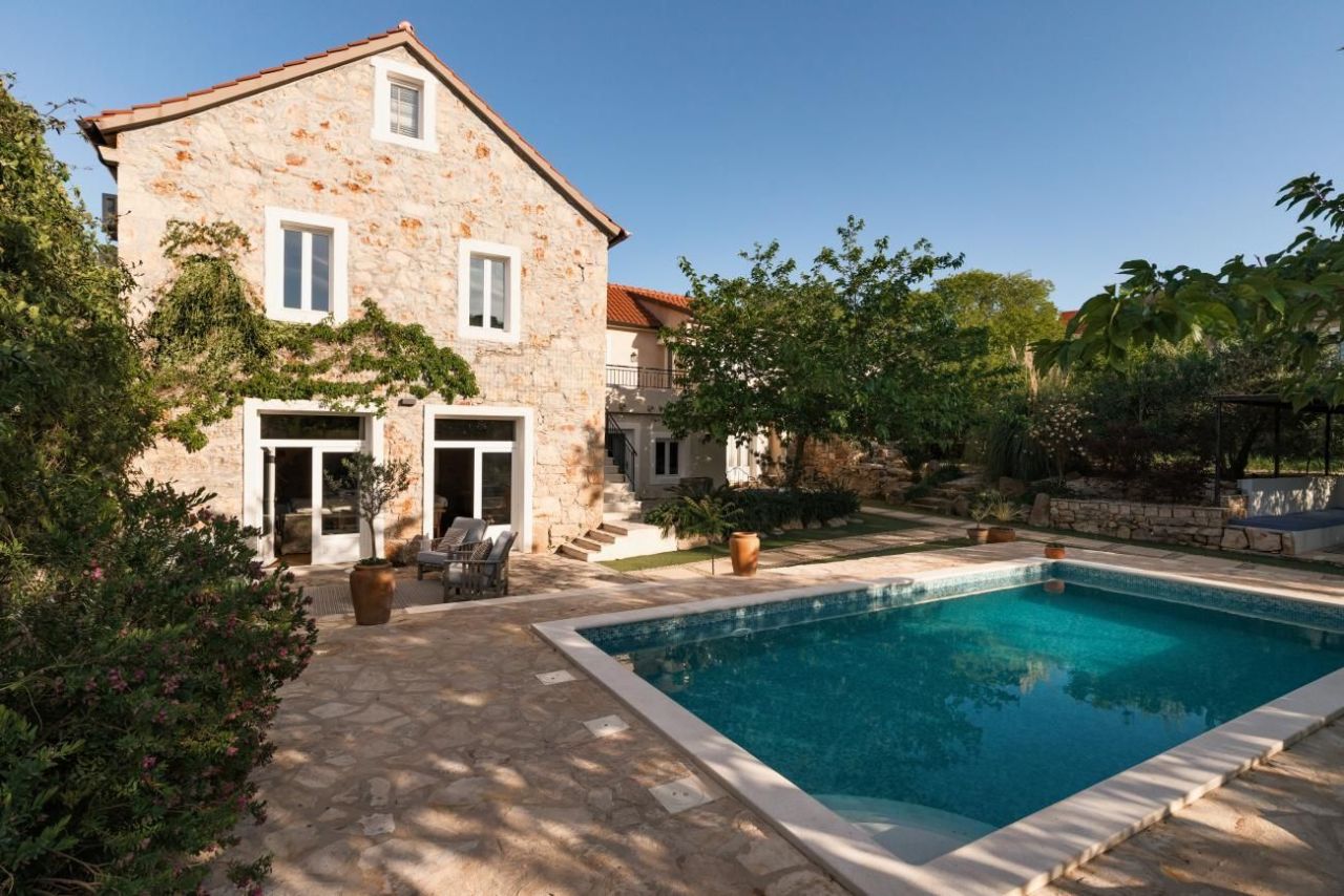 Villa on Hvar, Croatia, 255 m² - picture 1