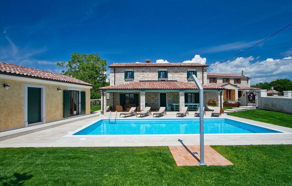 Villa in Tinjan, Kroatien, 250 m² - Foto 1