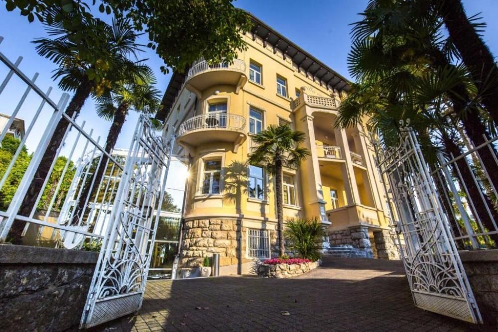 Hotel en Lovran, Croacia, 1 300 m² - imagen 1