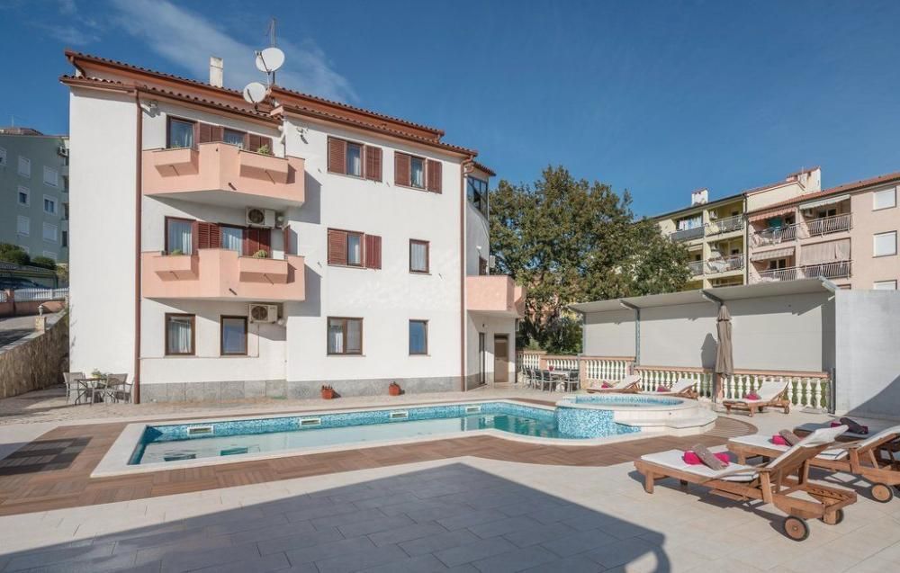 Villa in Pula, Croatia, 565 m² - picture 2