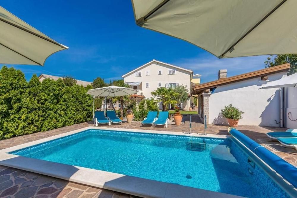 Hotel in Malinska-Dubasnica, Croatia, 681 m² - picture 2