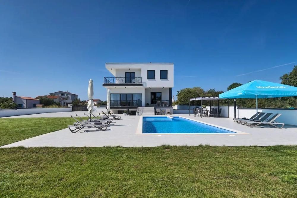 Villa in Pula, Croatia, 570 m² - picture 1