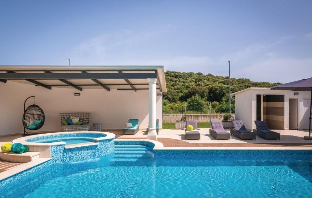 Villa in Pula, Croatia, 565 m² - picture 4