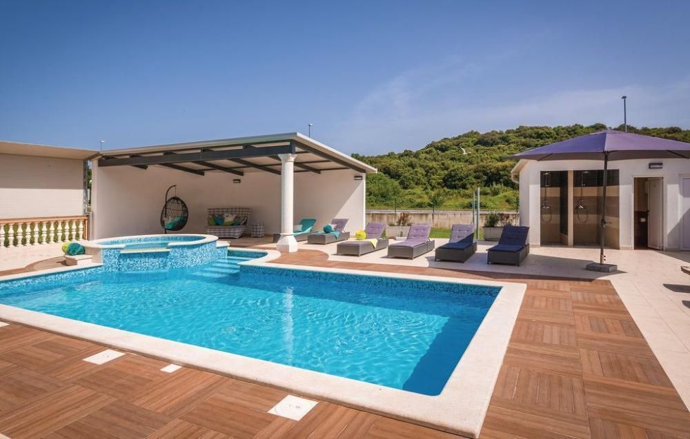 Villa in Pula, Croatia, 565 m² - picture 5