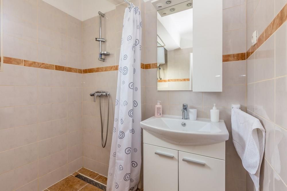 Villa in Malinska-Dubasnica, Croatia, 456 m² - picture 13