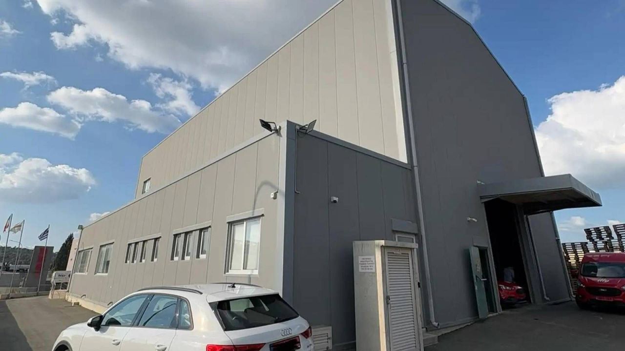 Gewerbeimmobilien in Aradippou, Zypern, 750 m² - Foto 1