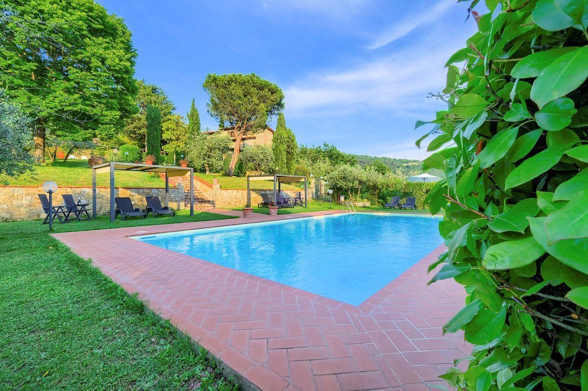 Farm in Reggello, Italy, 334 m² - picture 1
