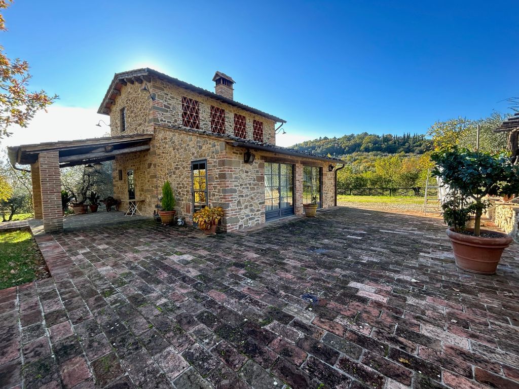 Granja en Florencia, Italia, 511 m² - imagen 1