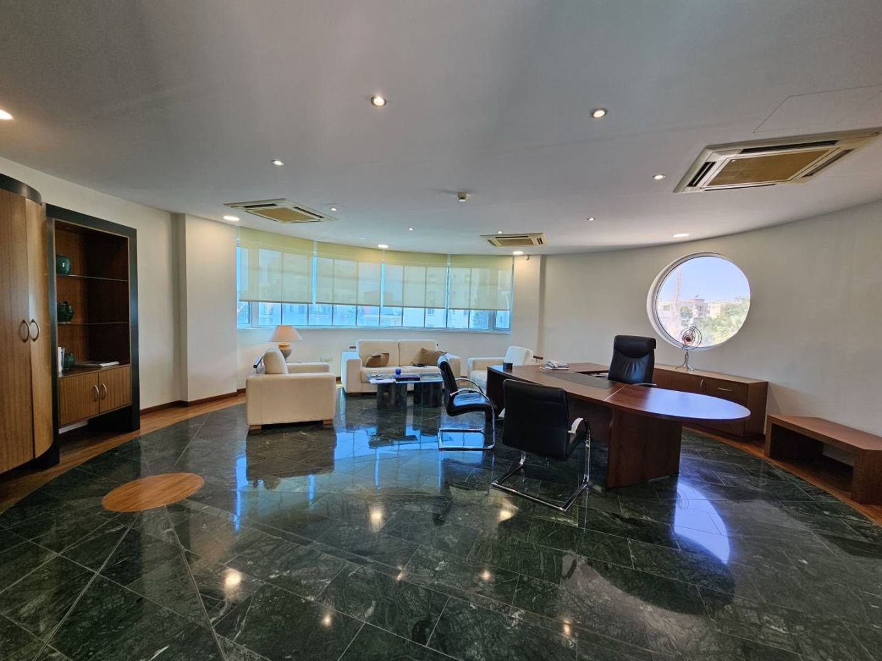 Bureau à Limassol, Chypre, 932 m² - image 1