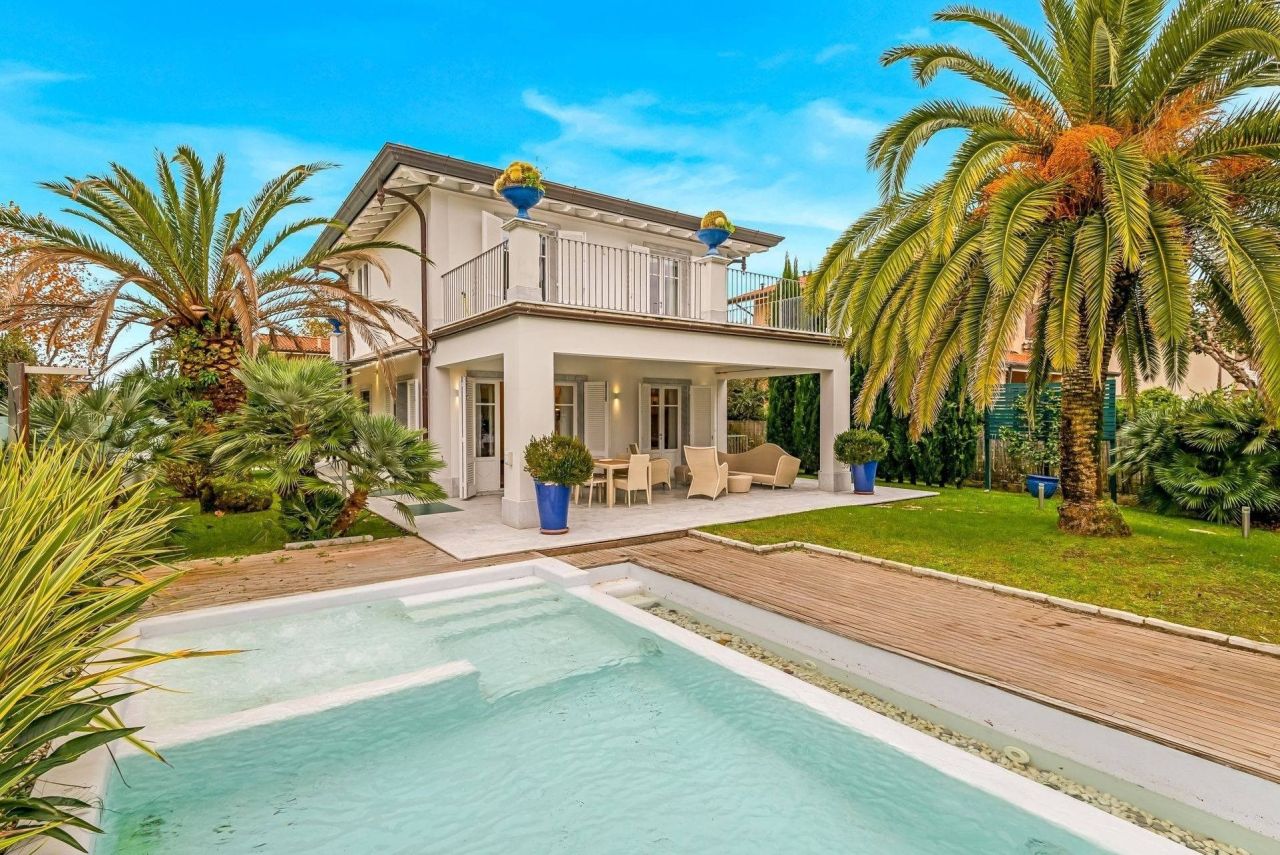 Villa in Forte dei Marmi, Italy, 240 m² - picture 1