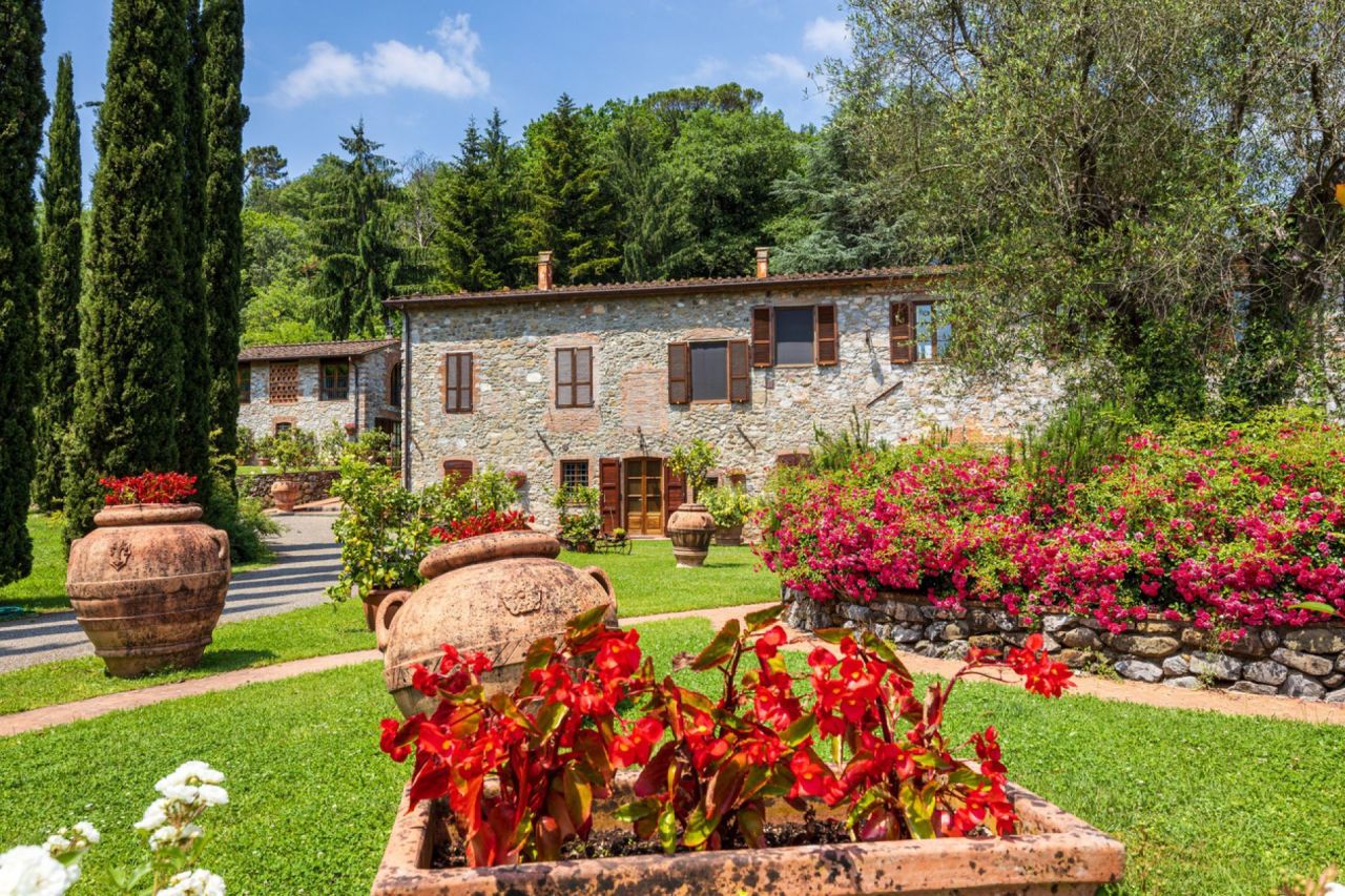 Farm in Lucca, Italy, 640 m² - picture 1