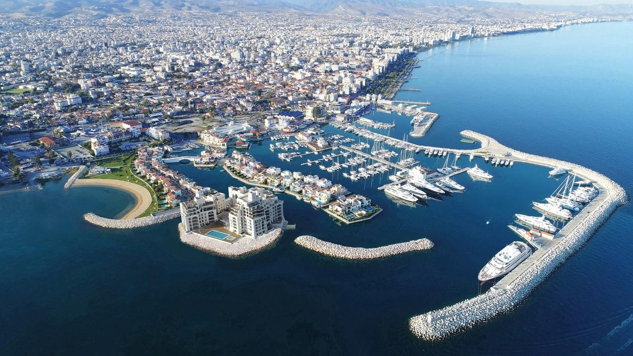 Flat in Limassol, Cyprus, 495 m² - picture 1