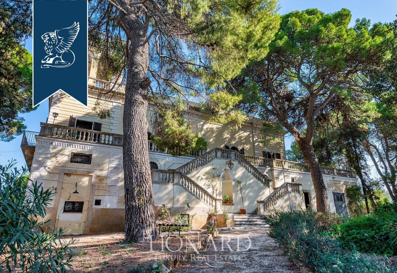 Villa à Bari, Italie, 2 200 m² - image 1