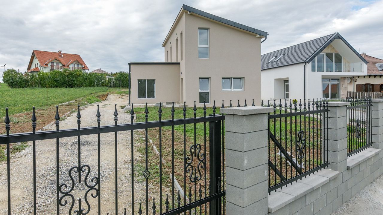 Maison à Hévíz, Hongrie, 268 m² - image 1