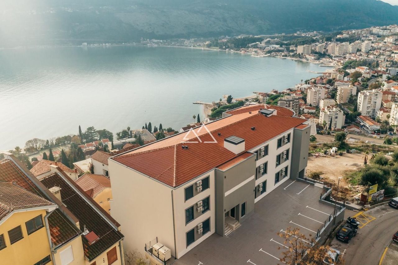 Piso en Herceg-Novi, Montenegro, 73 m² - imagen 1