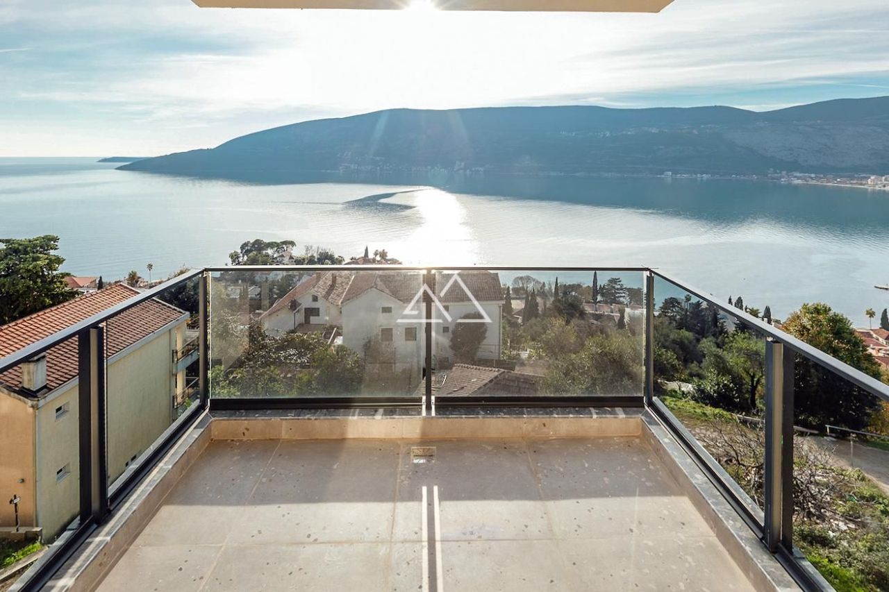 Piso en Herceg-Novi, Montenegro, 122 m² - imagen 1