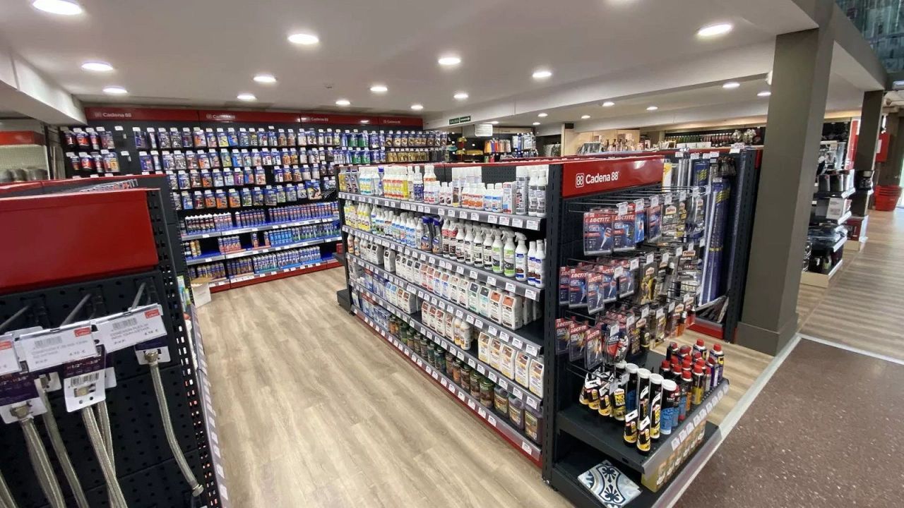 Shop in Barcelona, Spain, 440.29 m² - picture 1