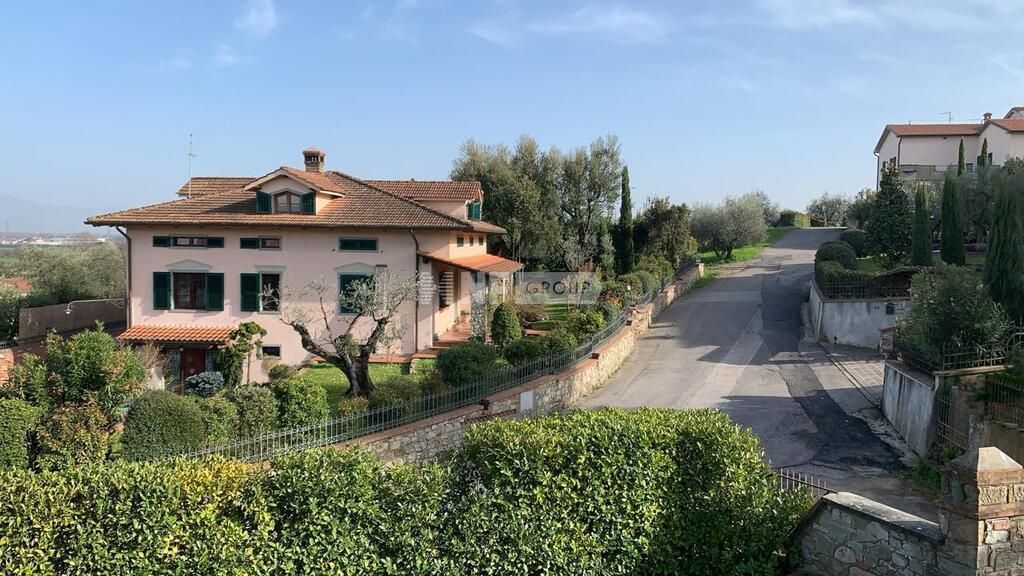Villa in Pistoia, Italy, 450 m² - picture 1