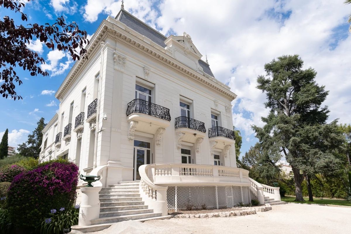 Villa in Nice, France, 1 047 m² - picture 1