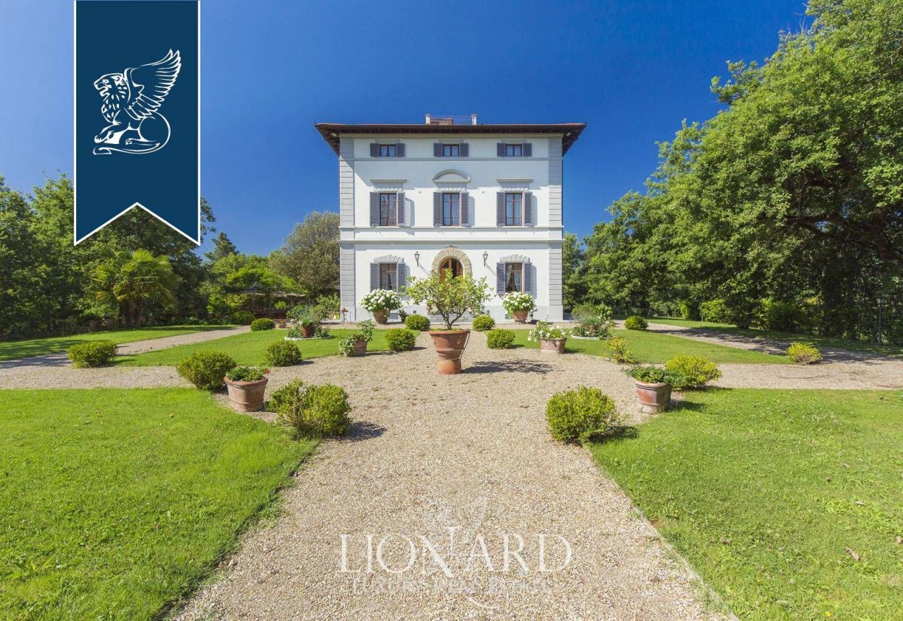 Villa in Arezzo, Italy, 900 m² - picture 1