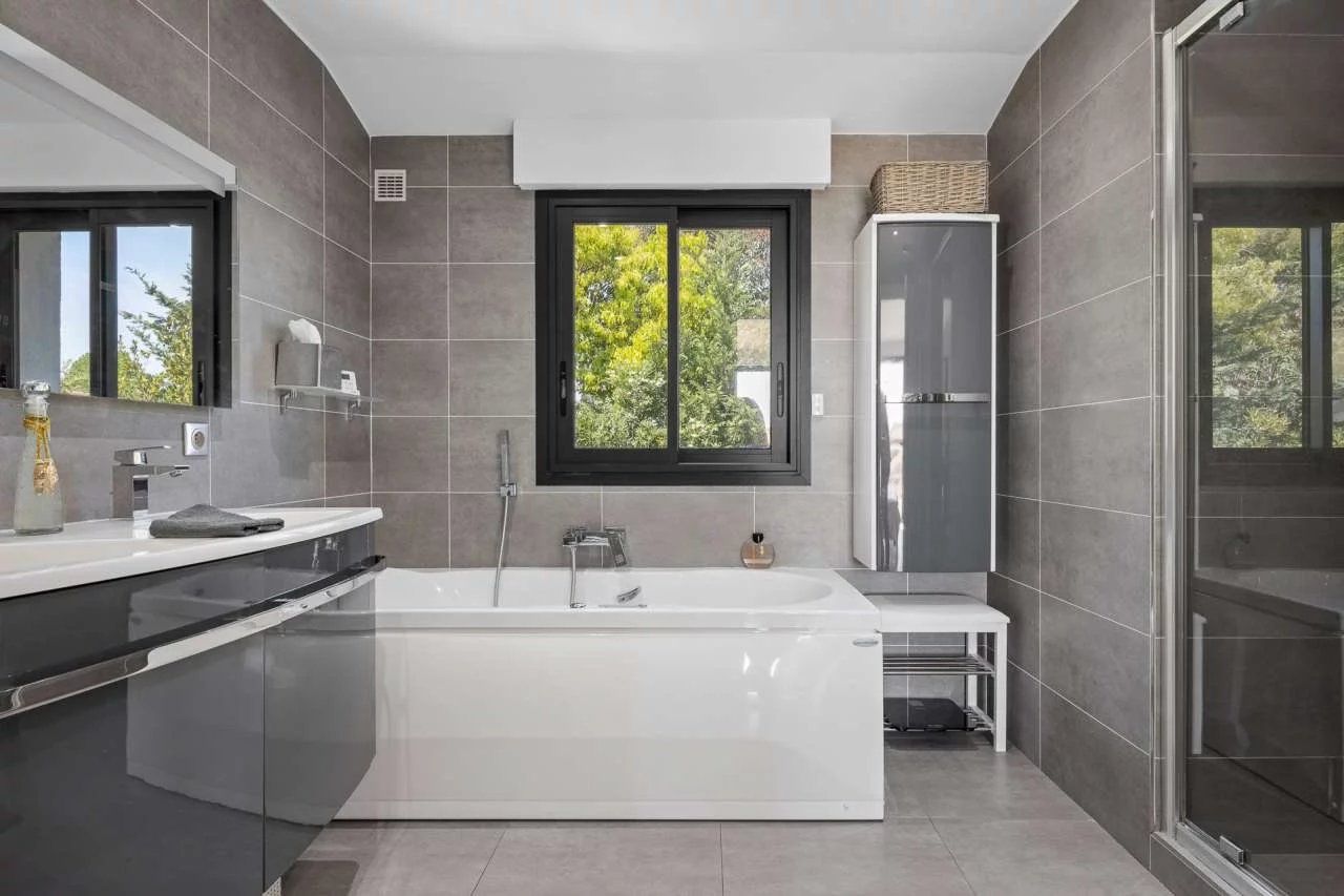 Villa in Vallauris, France, 250 m² - picture 11