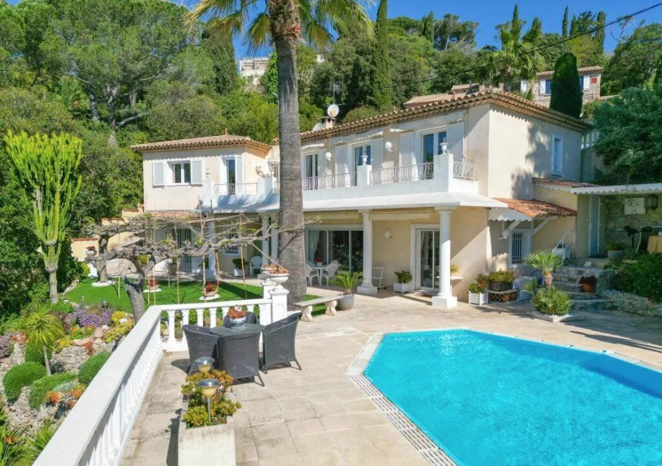 Villa à Golfe-Juan, France, 230 m² - image 1
