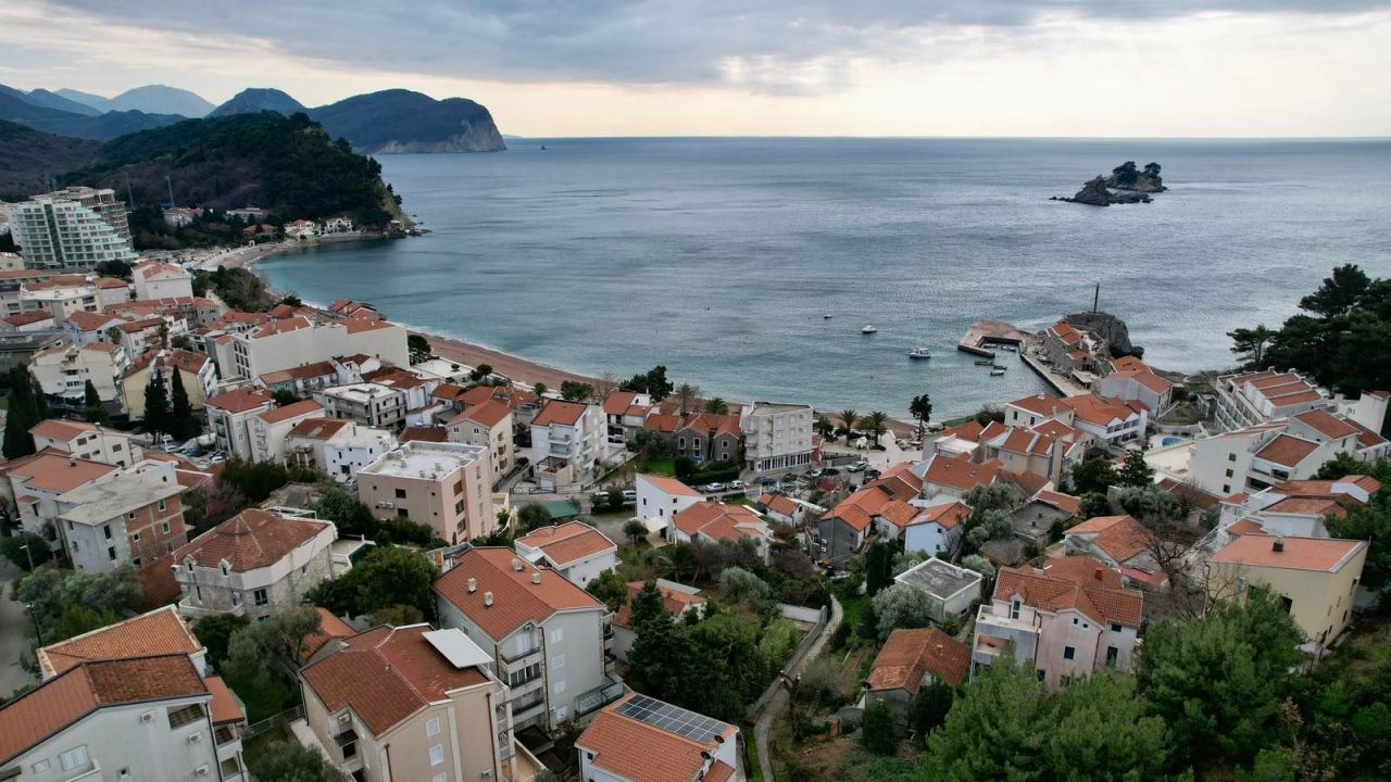 Grundstück in Petrovac, Montenegro, 237 m² - Foto 1