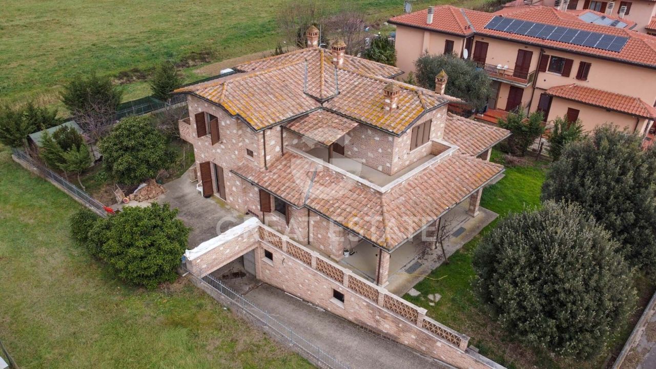 Casa en Castiglione del Lago, Italia, 292.3 m² - imagen 1