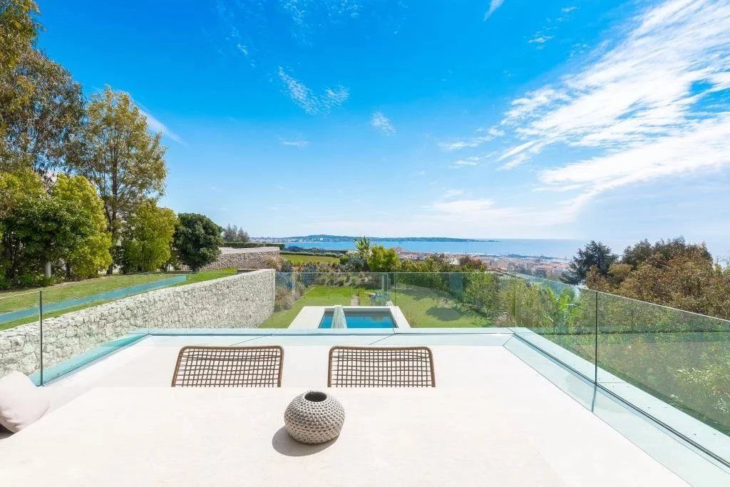 Villa à Golfe-Juan, France, 220 m² - image 1