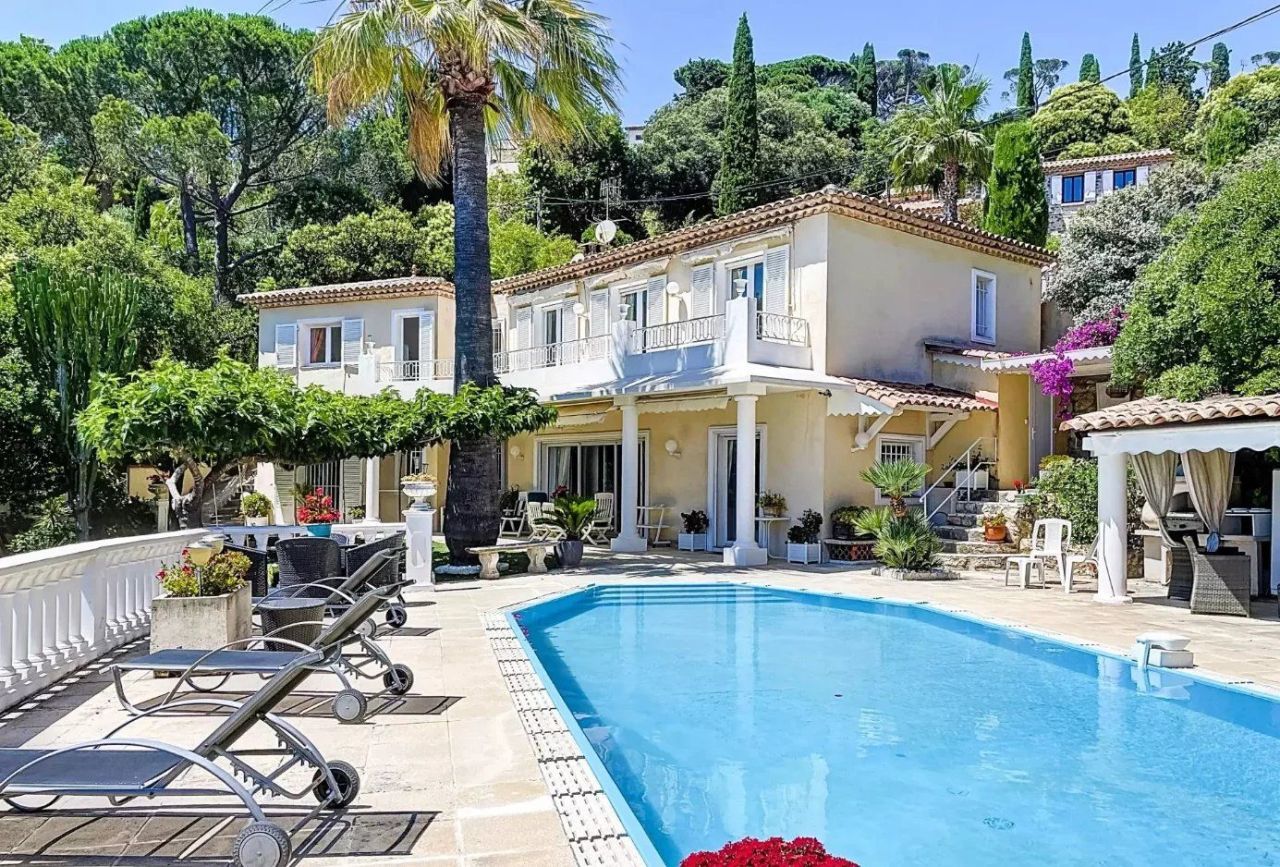 Villa à Golfe-Juan, France, 230 m² - image 1