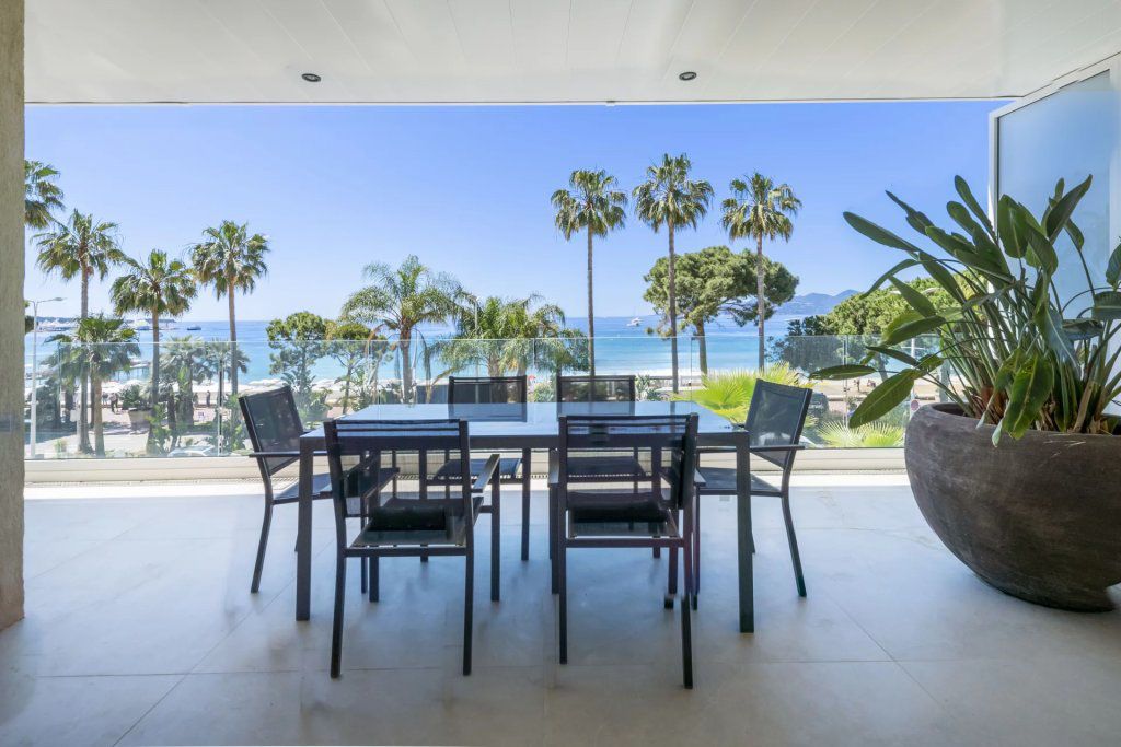 Apartment in Cannes, France, 196 m² - picture 1
