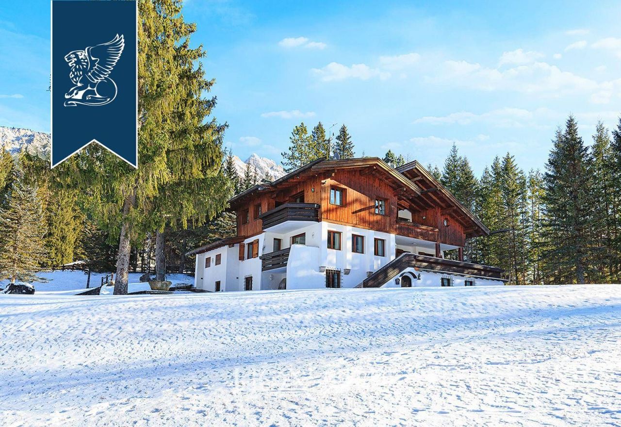 Villa in Cortina d'Ampezzo, Italien, 893 m² - Foto 1