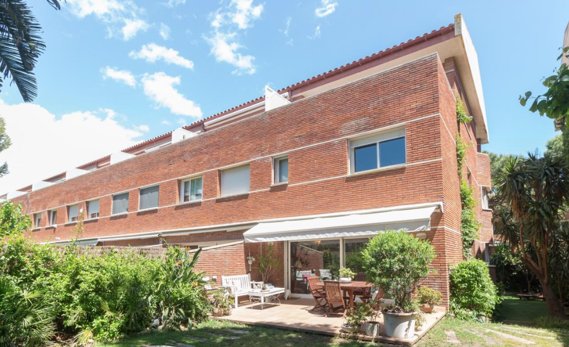 Townhouse in Barcelona, Spain, 330 m² - picture 1
