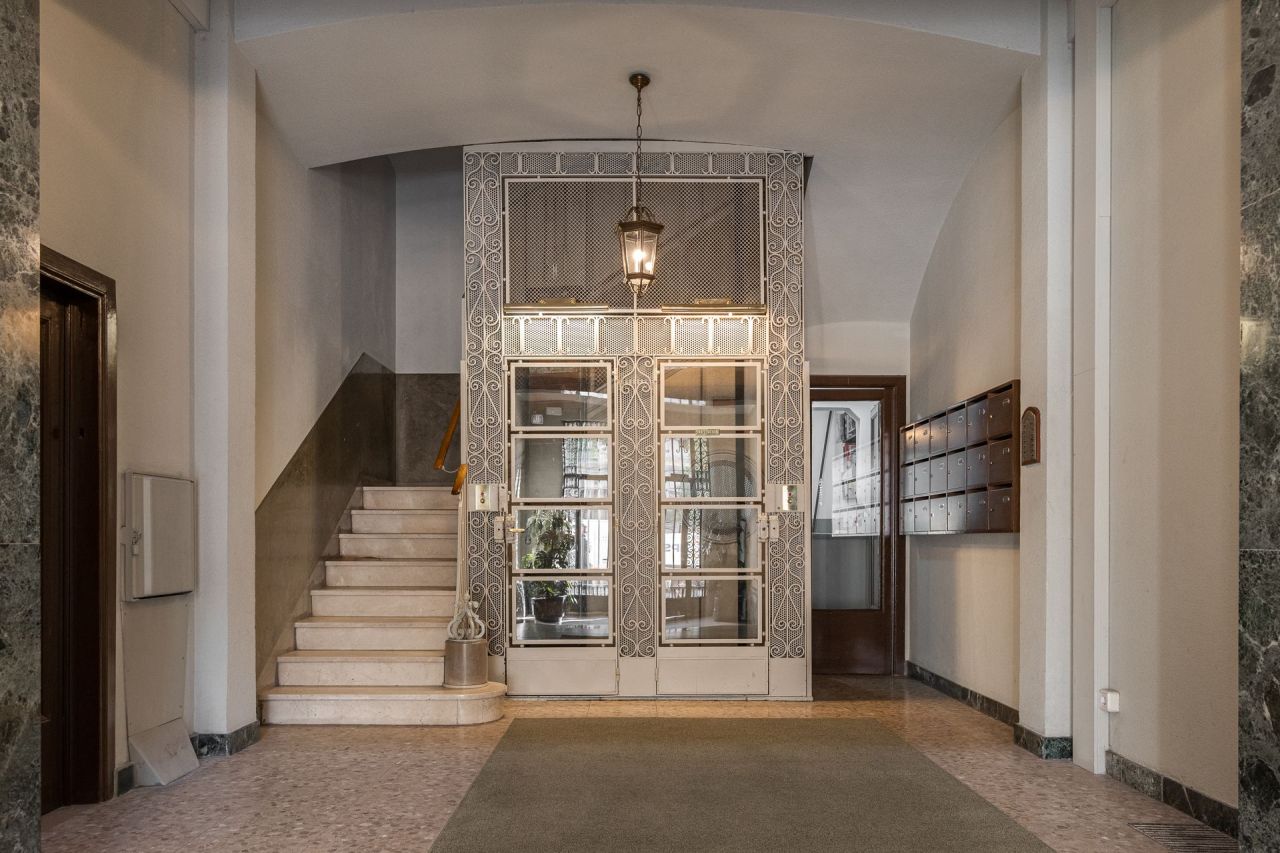 Flat in Barcelona, Spain, 140 m² - picture 1