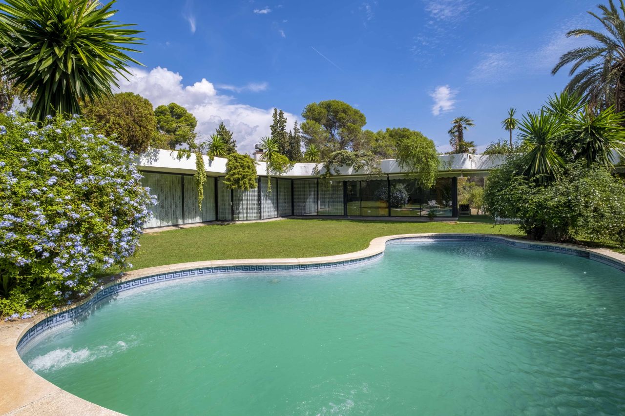 House in Barcelona, Spain, 810 m² - picture 1