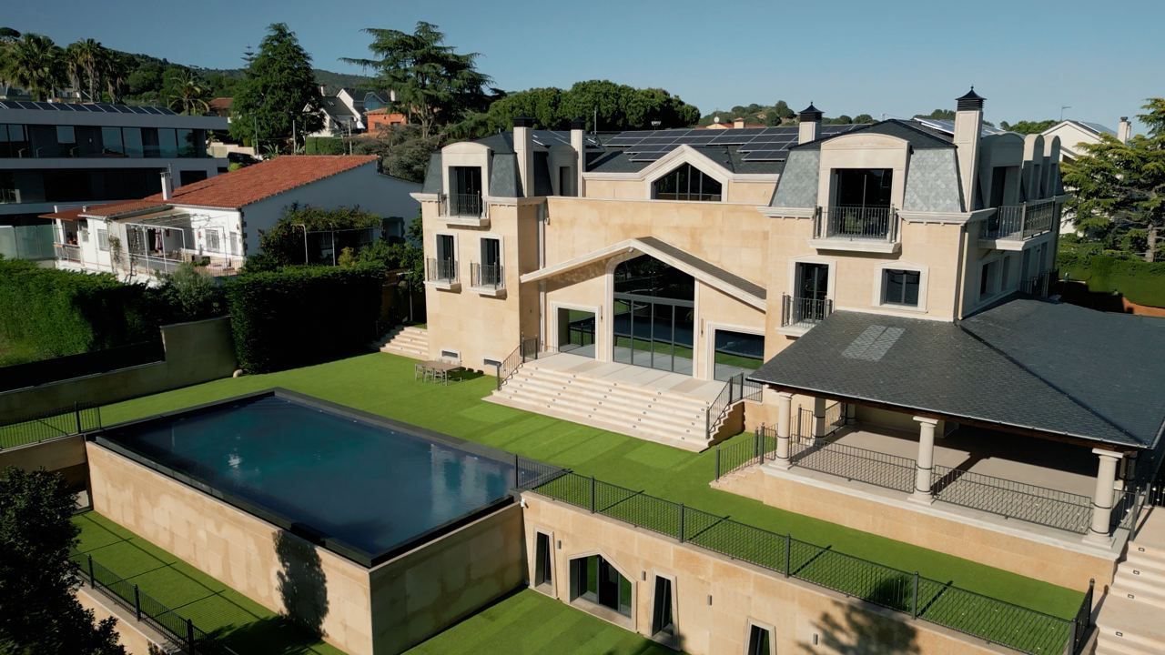 Casa en Barcelona, España, 2 000 m² - imagen 1