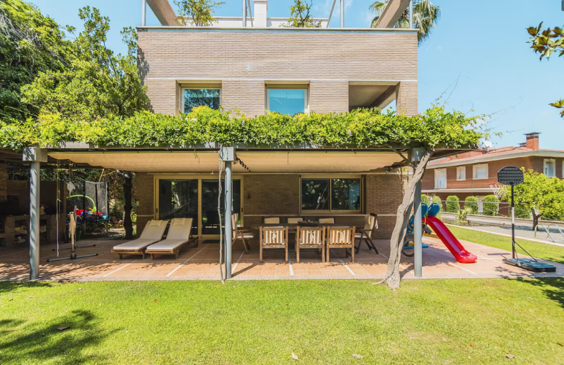 Casa en Barcelona, España, 686 m² - imagen 1