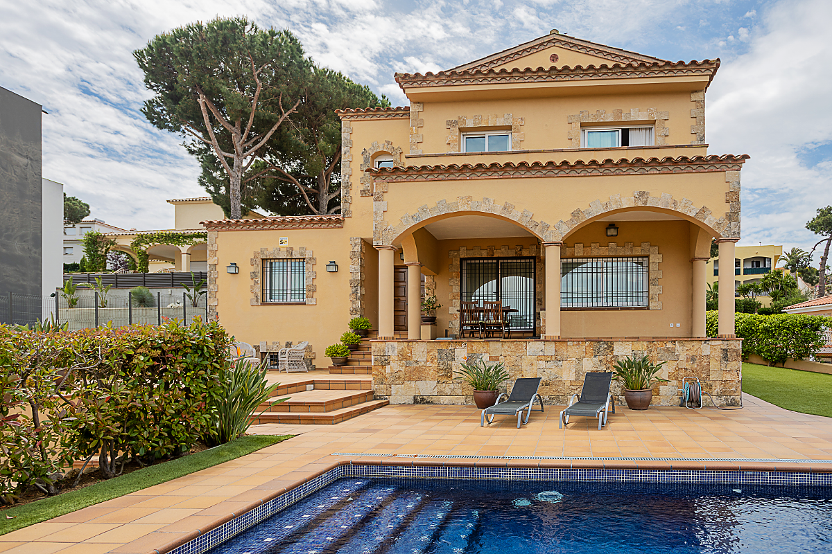 Haus in Costa Brava, Spanien, 332 m² - Foto 1