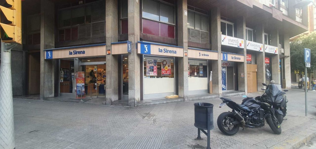 Commercial property in Barcelona, Spain, 195 m² - picture 2