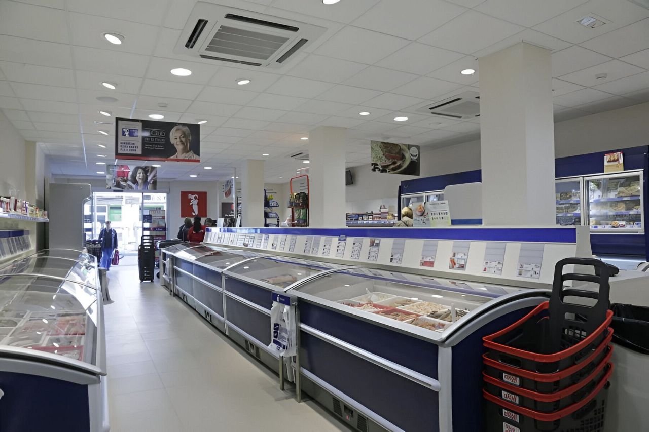 Tienda en Sant Boi de Llobregat, España, 306 m² - imagen 1
