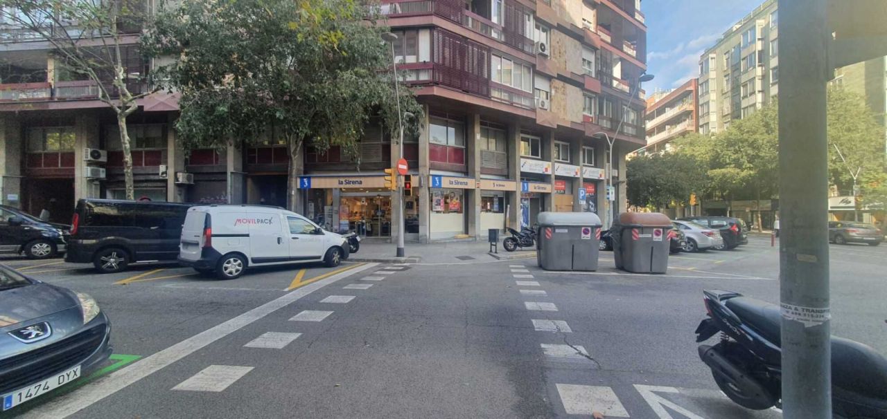 Commercial property in Barcelona, Spain, 195 m² - picture 3
