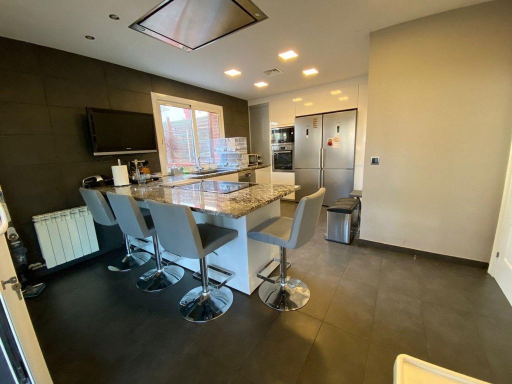 Townhouse in Barcelona, Spain, 236 m² - picture 7