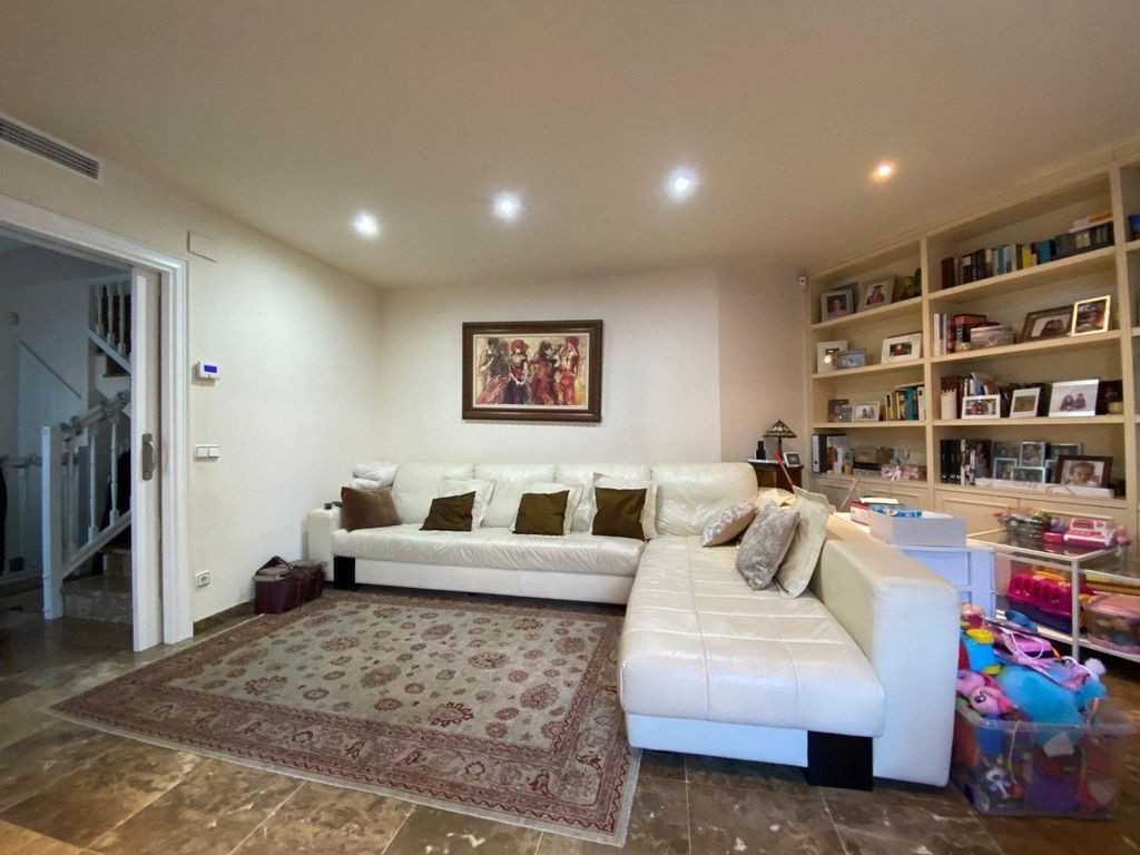 Townhouse in Barcelona, Spain, 236 m² - picture 10