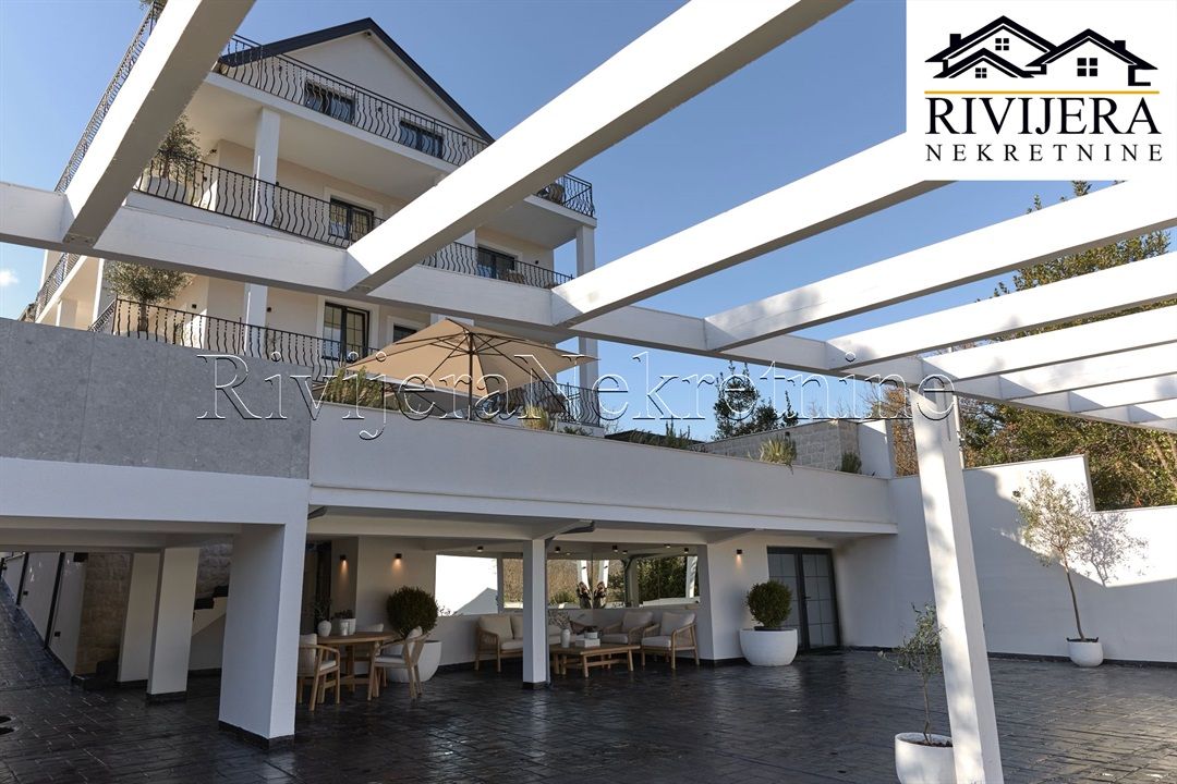Villa en Tivat, Montenegro, 424 m² - imagen 1
