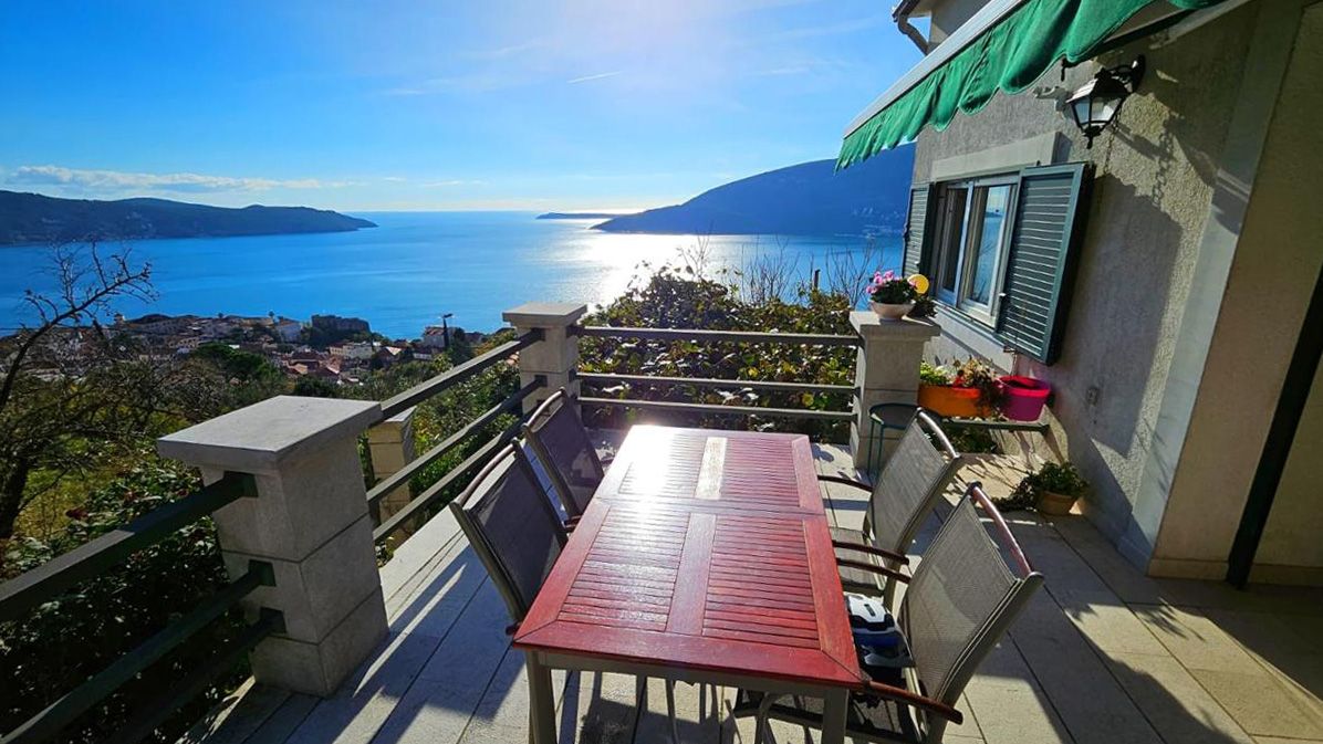 Casa en Herceg-Novi, Montenegro, 280 m² - imagen 1