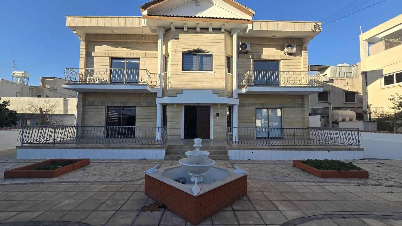 Maison à Larnaca, Chypre, 750 m² - image 1